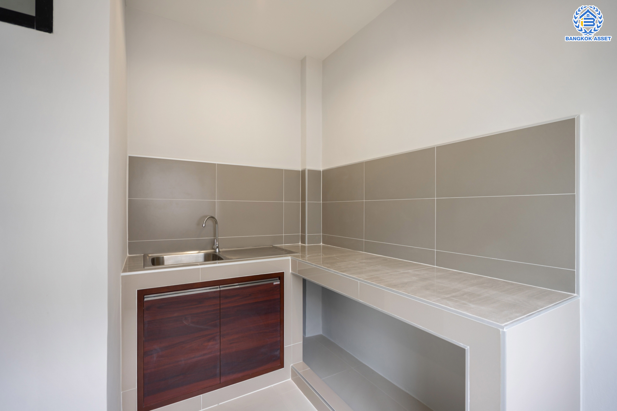 บ้านมือสองตกแต่งใหม่ ม.บุณฑริก วัชรพล-สุขาภิบาล5  เนื้อที่ 81.2 ตร.ว. ฟังก์ชัน 3 ห้องนอน 2 ห้องน้ำ จอดรถได้ 3 คัน บนทำเลเชื่อมต่อหลายเส้นทาง ถ.รามอินทรา ถ.สายไหม และ ถ.พหลโยธิน ใกล้สนามบินดอนเมือง ทางด่วน "รามอินทรา" และรถไฟฟ้าสายสีเขียว "สถานีคูคต"